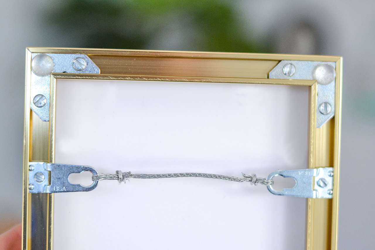 How to Remove and Replace Spring Clips in your Metal Picture Frame