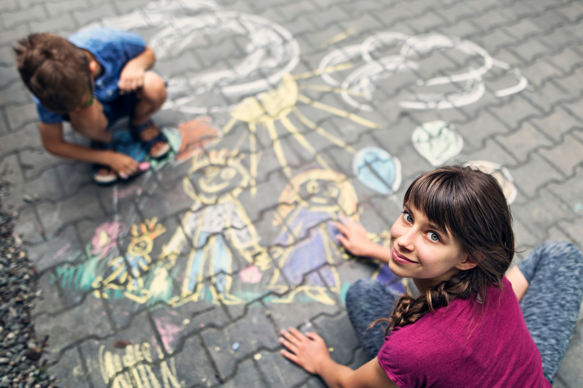 kids doing chalk art